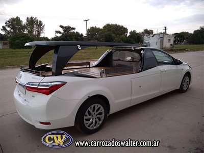 Toyota Corolla Fúnebre Convertible porta coronas